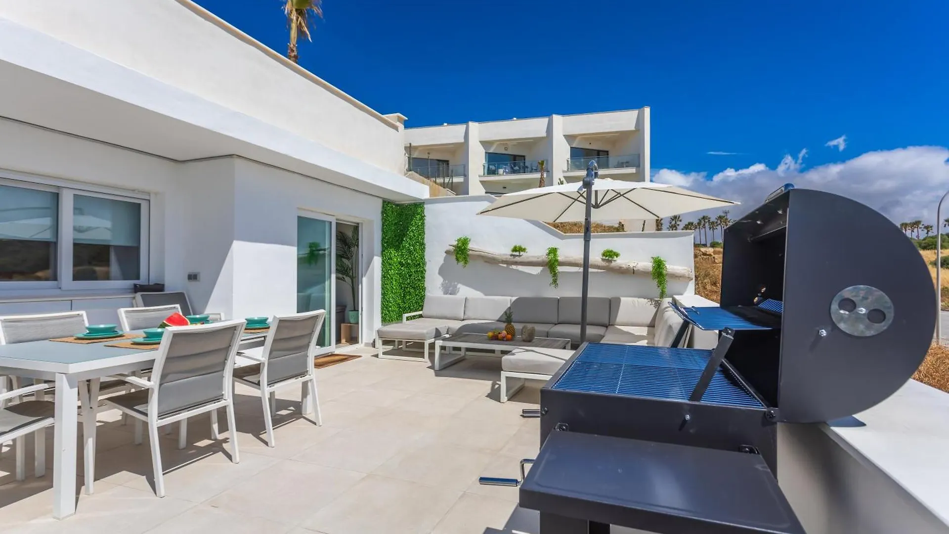 Terrace, Sea View, Pool, Parking Space & Fibre Tarifa
